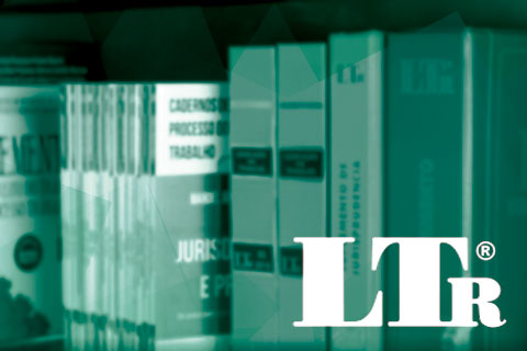 Imagem de livros em tons de verde, arrumados como que em uma estante de biblioteca, com a inscrição em branco LTr