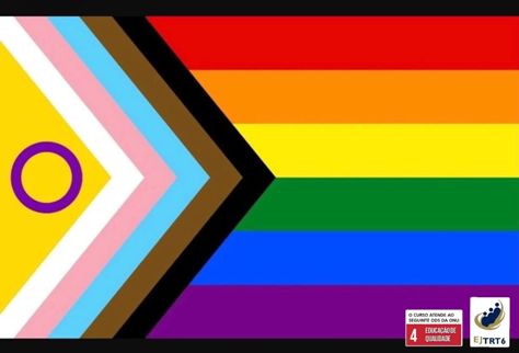 Bandeira do movimento LGBTQIAP+, formada, a partir da esquerda, por um triângulo amarelo, sobre o qual figura um círculo roxo